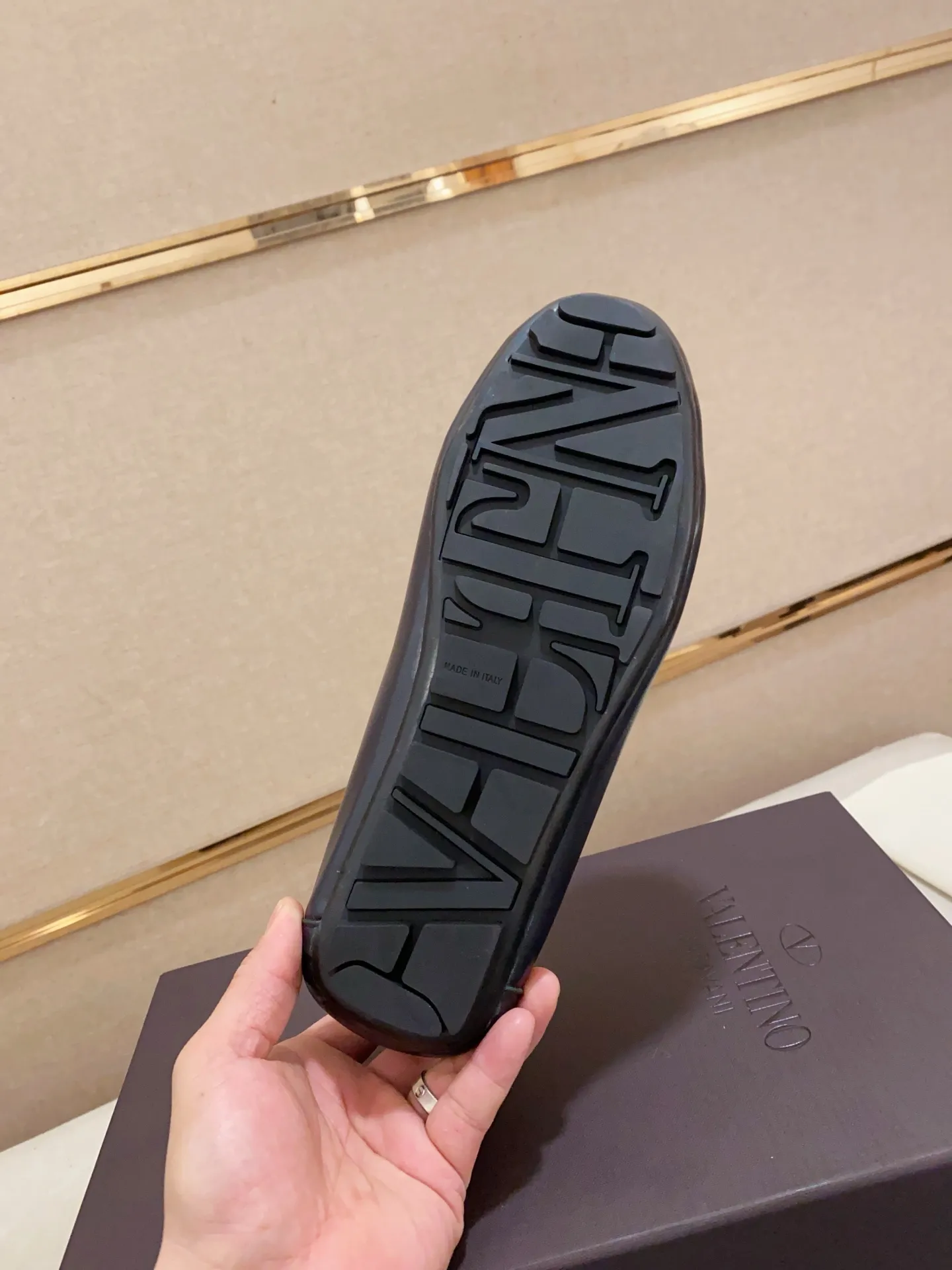 Men's shoes💰: 680💰VALENTINO, made of imported cowhide with imported water-dyed cowhide lining, iconic hardware and iconic wear-resistant outsole. 38-44. 45 VALENTINO packaging can be customized to enjoy the brand’s iconic product packaging